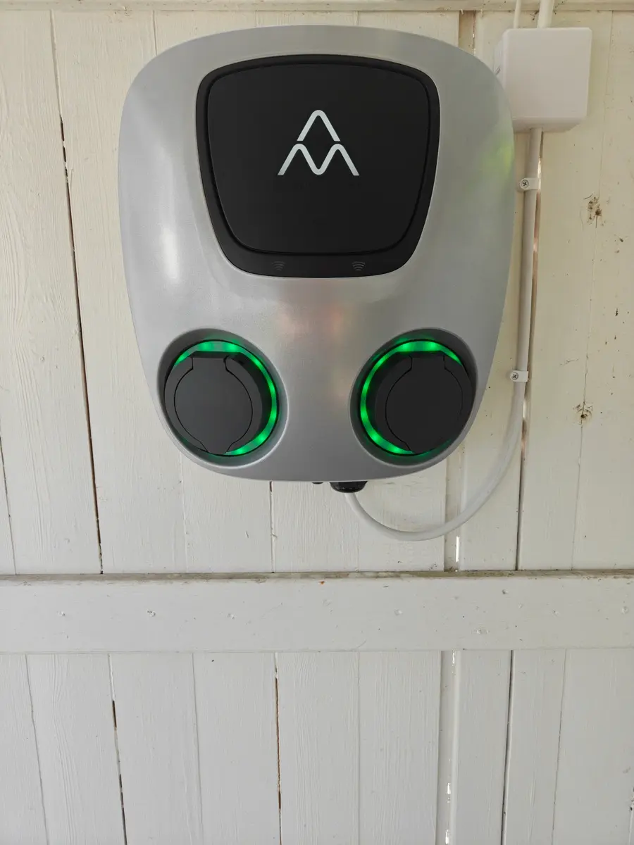 Färdiginstallerad Zaptec Go laddbox på villafasad utförd av Smista Elinstallation